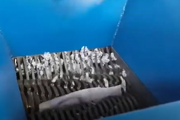 Small dual-shaft paper shredder