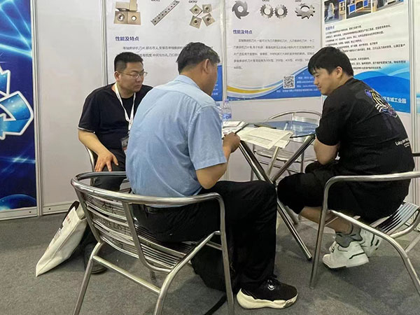 OKMT-dual-shaft-shredder-machine-in-CHINAPLAS-5